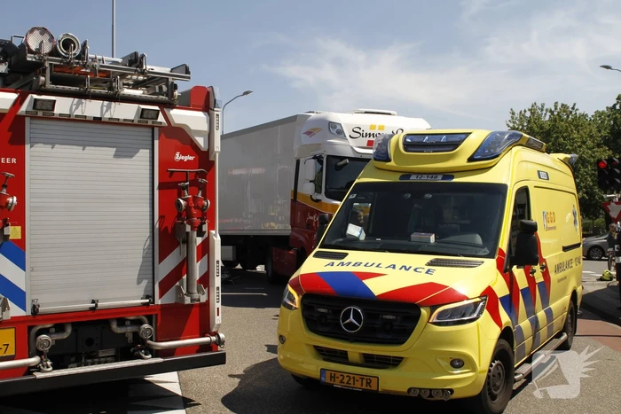 Fietser geschept door vrachtwagen