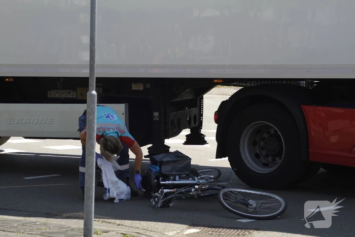 Fietser geschept door vrachtwagen
