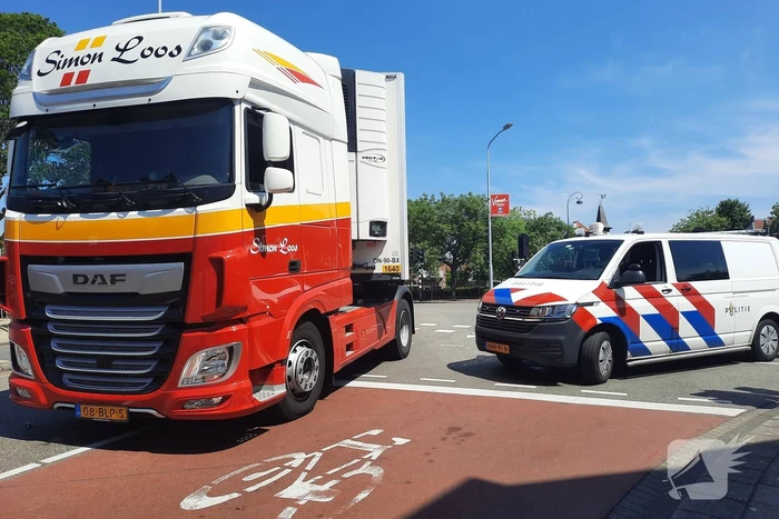 Fietser geschept door vrachtwagen