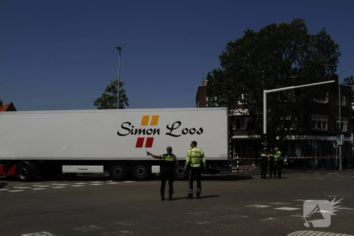 Fietser geschept door vrachtwagen
