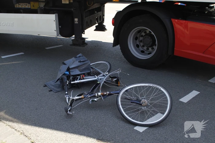 Fietser geschept door vrachtwagen