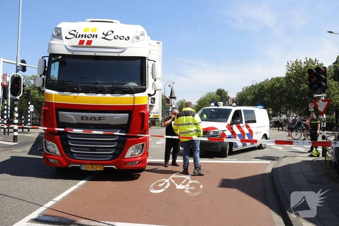 Fietser geschept door vrachtwagen