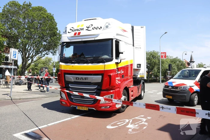 Fietser geschept door vrachtwagen