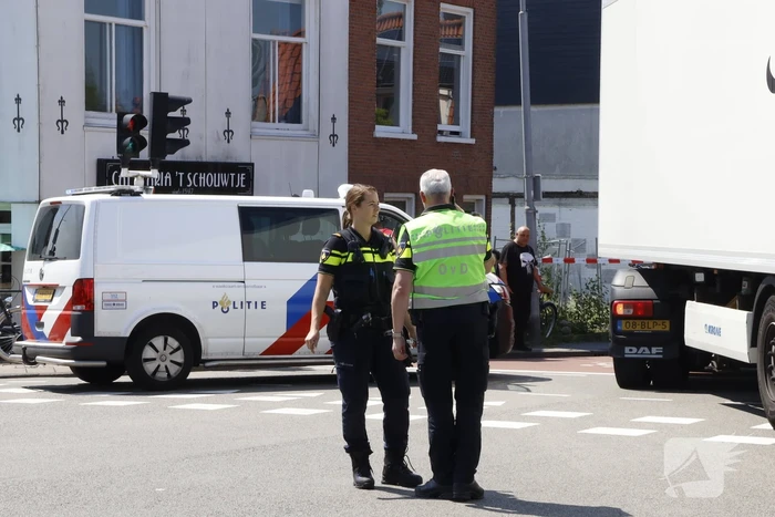 Fietser geschept door vrachtwagen