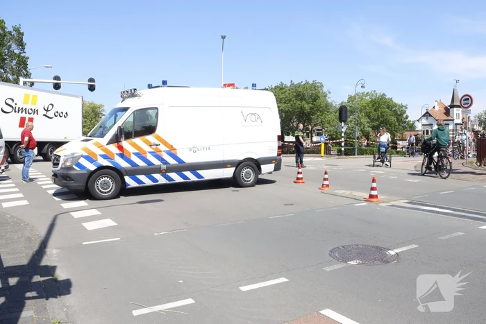 Fietser geschept door vrachtwagen