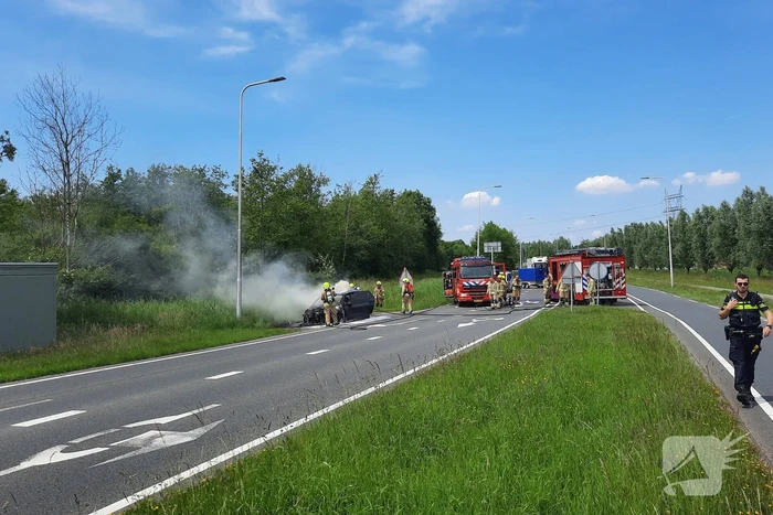 Flinke rookwolken bij brand in personenauto