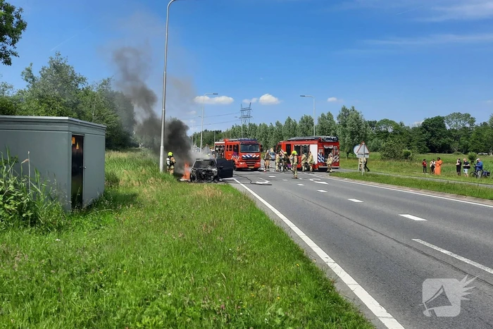 Flinke rookwolken bij brand in personenauto