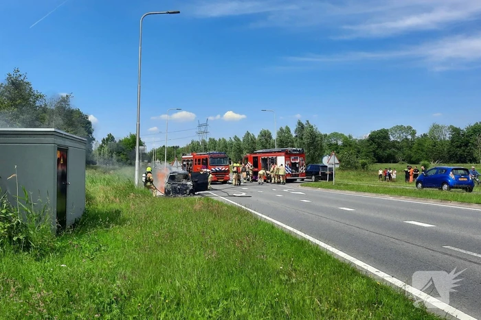 Flinke rookwolken bij brand in personenauto