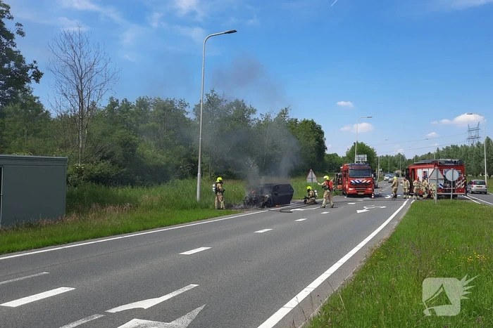 Flinke rookwolken bij brand in personenauto