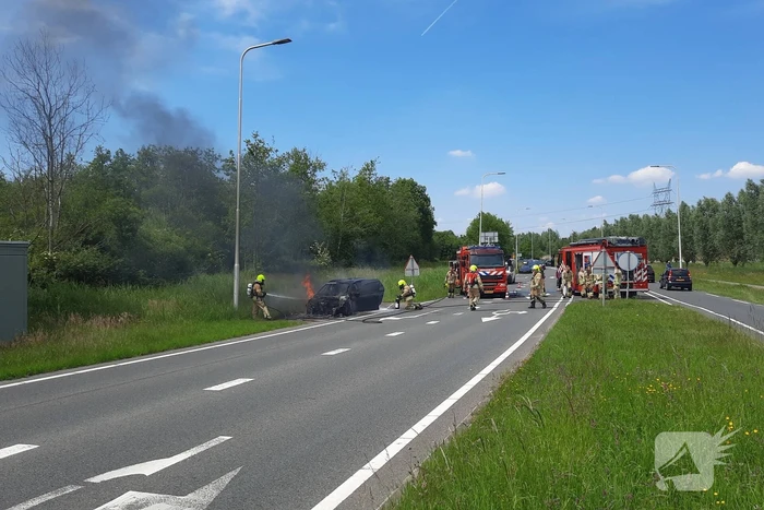Flinke rookwolken bij brand in personenauto