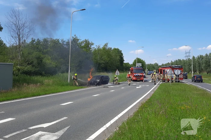 Flinke rookwolken bij brand in personenauto