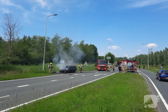 Flinke rookwolken bij brand in personenauto