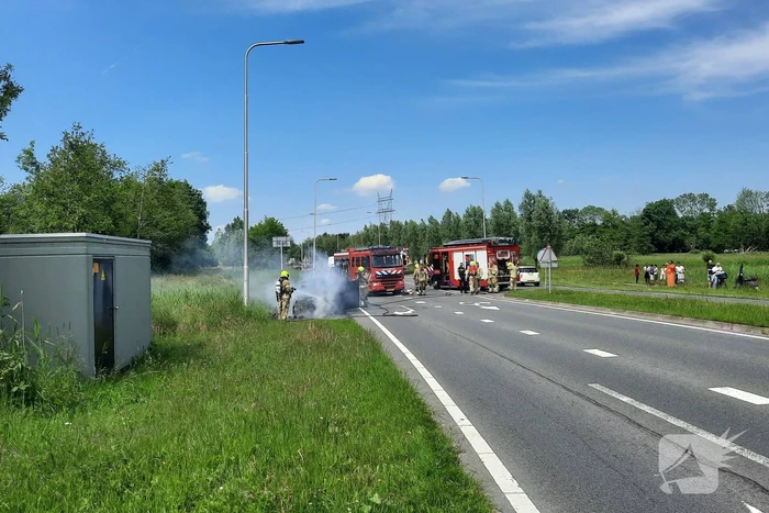 Flinke rookwolken bij brand in personenauto