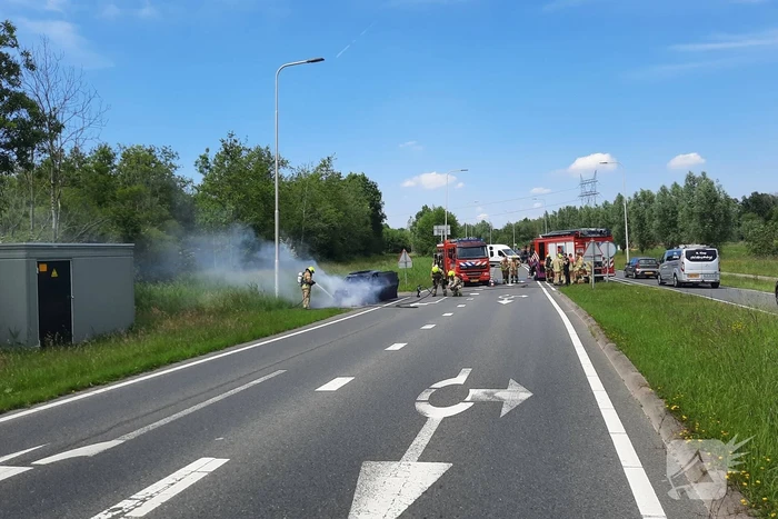 Flinke rookwolken bij brand in personenauto