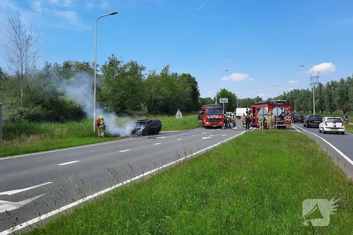 Flinke rookwolken bij brand in personenauto