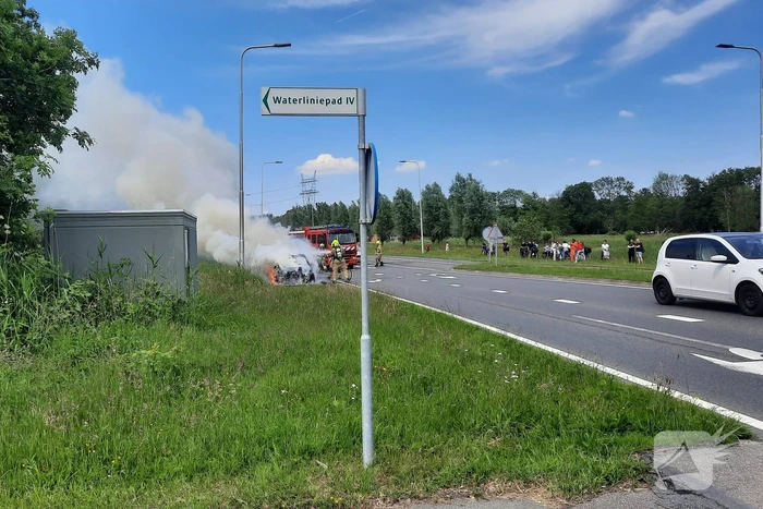 Flinke rookwolken bij brand in personenauto