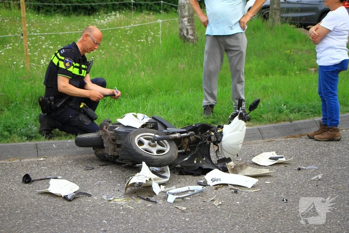 Brommerrijder loopt weg na frontale aanrijding op kruising