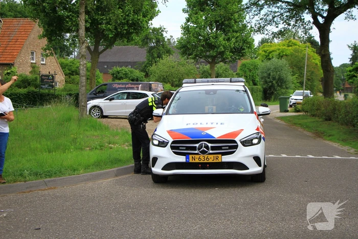 Brommerrijder loopt weg na frontale aanrijding op kruising
