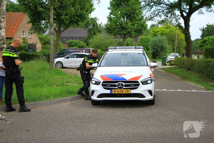 Brommerrijder loopt weg na frontale aanrijding op kruising