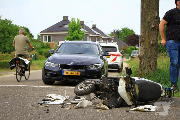 Brommerrijder loopt weg na frontale aanrijding op kruising