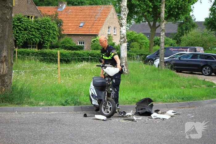Brommerrijder loopt weg na frontale aanrijding op kruising
