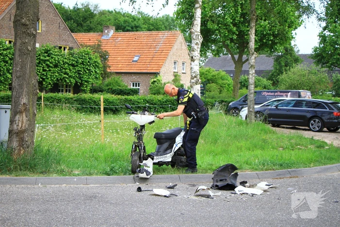 Brommerrijder loopt weg na frontale aanrijding op kruising