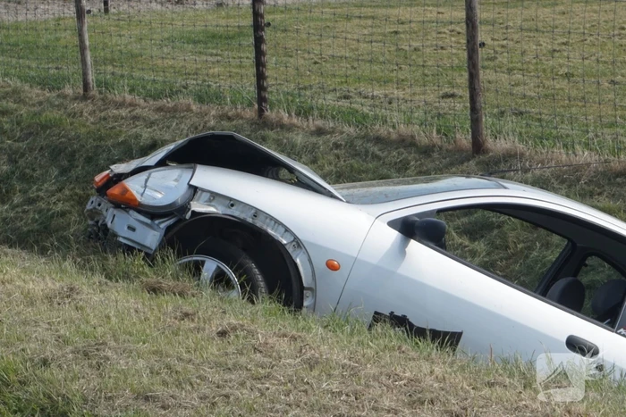 Auto belandt in greppel