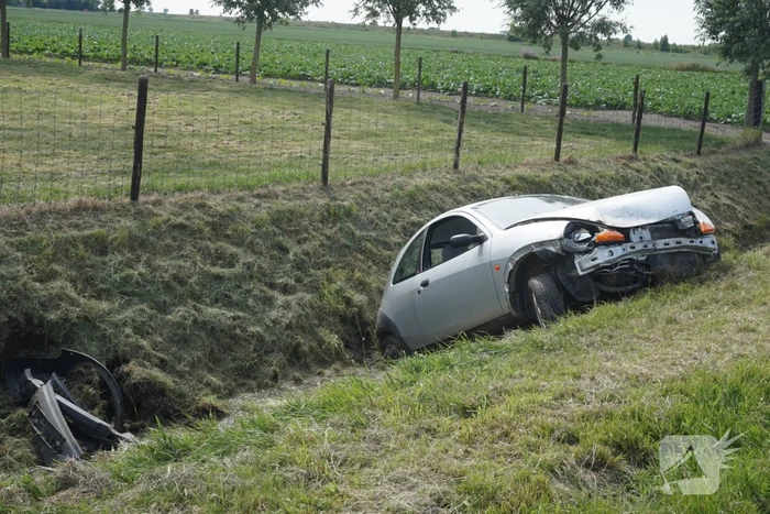 Auto belandt in greppel