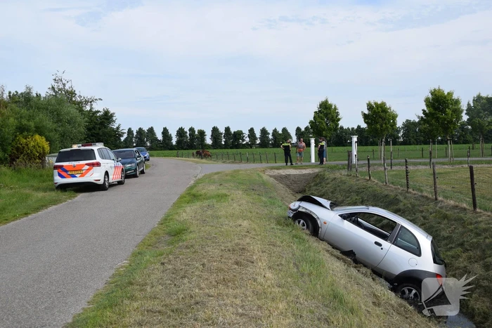 Auto belandt in greppel