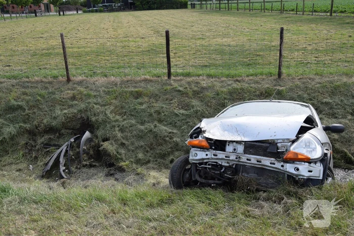 Auto belandt in greppel