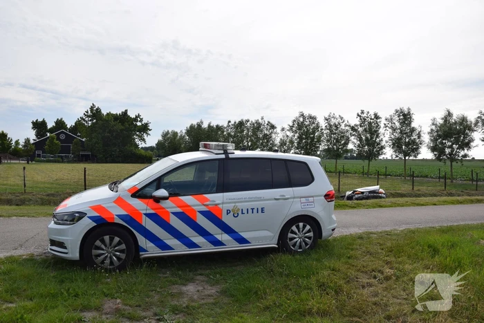 Auto belandt in greppel