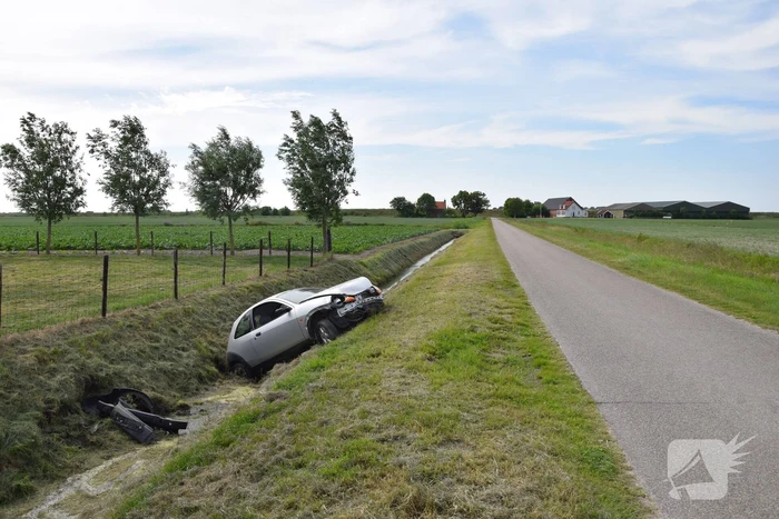 Auto belandt in greppel