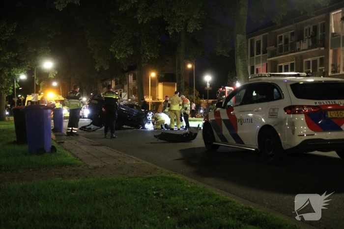 Auto belandt op zijn kop