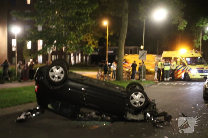 Auto belandt op zijn kop