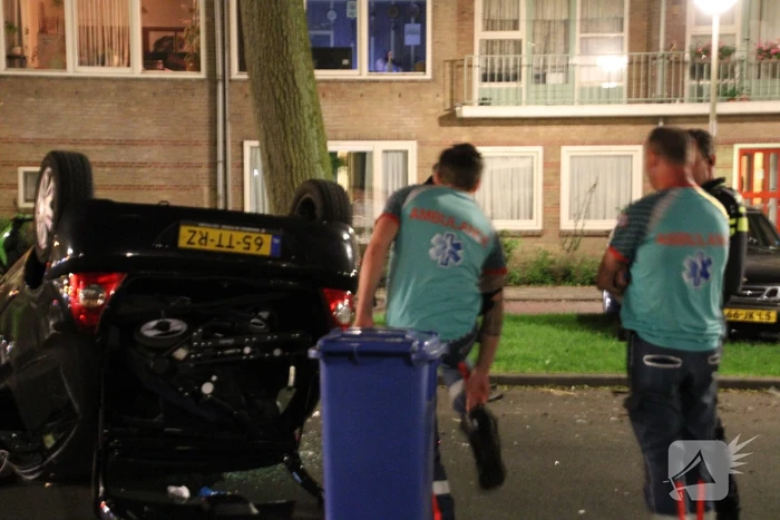 Auto belandt op zijn kop