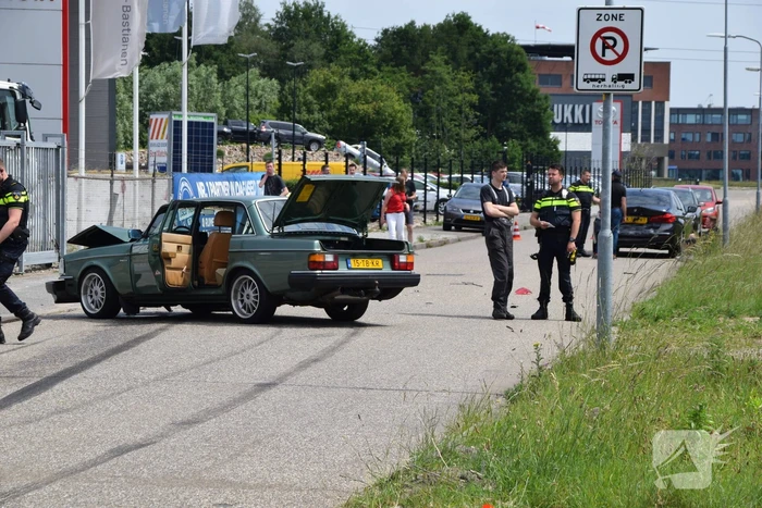 Flinke schade na botsing tussen twee auto's