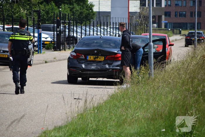 Flinke schade na botsing tussen twee auto's