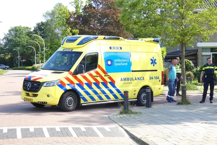 Fietsers botsen op kruising