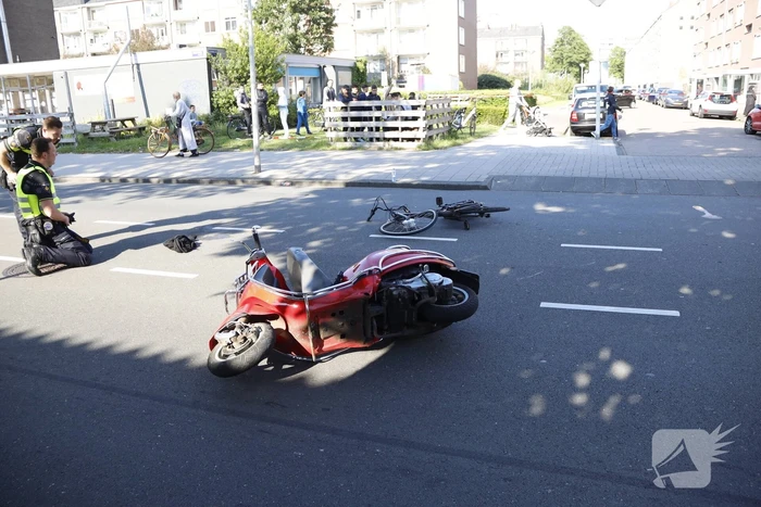 Scooterrijder en fietser gewond bij botsing