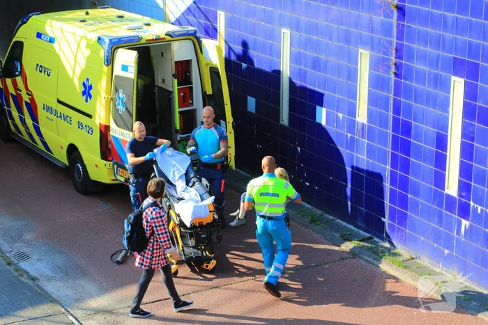 Kind met voet vast tussen spaken van fiets