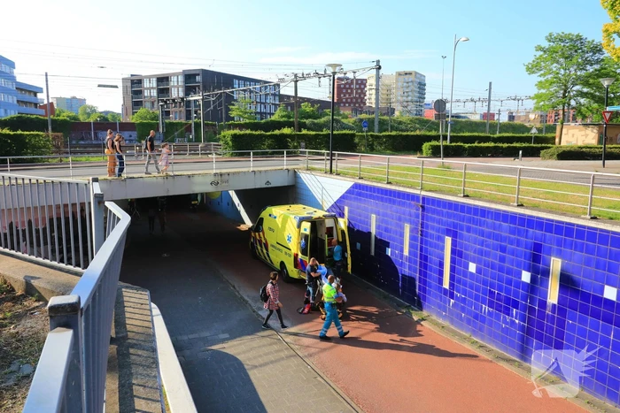 Kind met voet vast tussen spaken van fiets