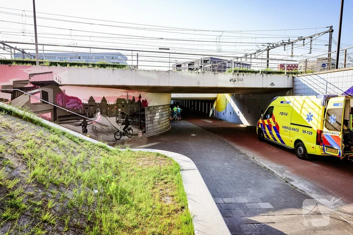 Kind met voet vast tussen spaken van fiets
