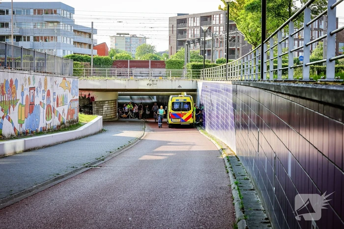 Kind met voet vast tussen spaken van fiets