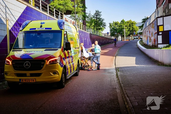 Kind met voet vast tussen spaken van fiets