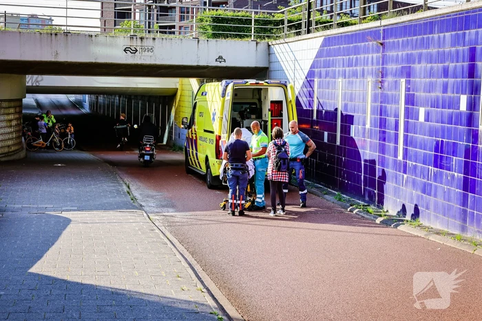Kind met voet vast tussen spaken van fiets