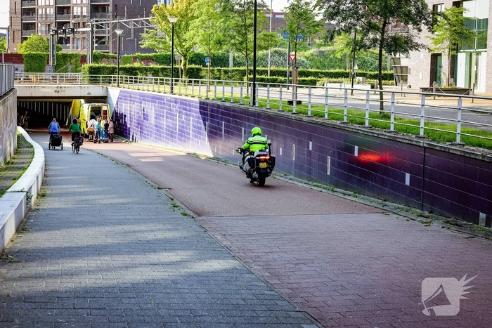 Kind met voet vast tussen spaken van fiets