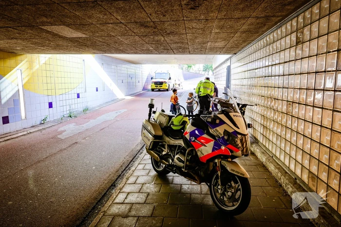 Kind met voet vast tussen spaken van fiets