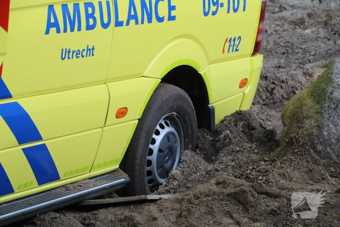 Ambulance rijdt zich vast bosgebied Nimmerdor
