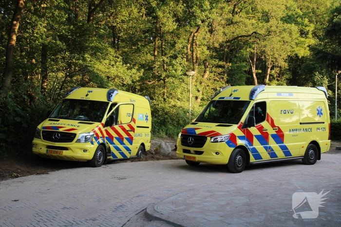 Ambulance rijdt zich vast bosgebied Nimmerdor