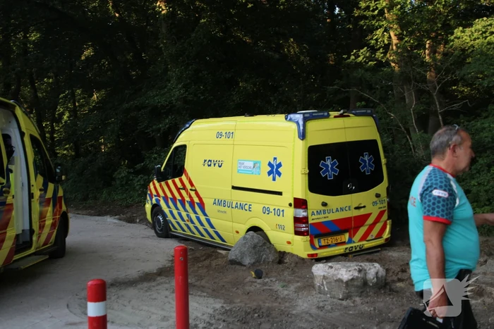 Ambulance rijdt zich vast bosgebied Nimmerdor
